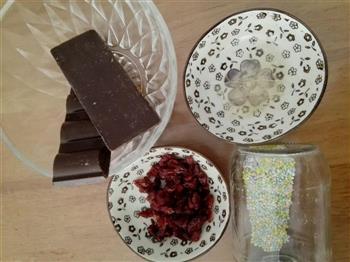 巧克力蔓越莓戚风蛋糕的做法步骤2