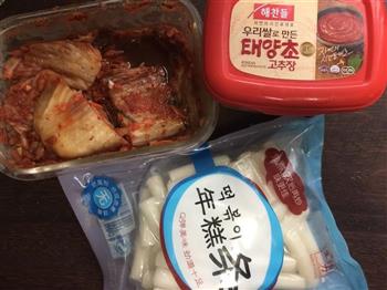 韩式辣白菜炒年糕的做法步骤1