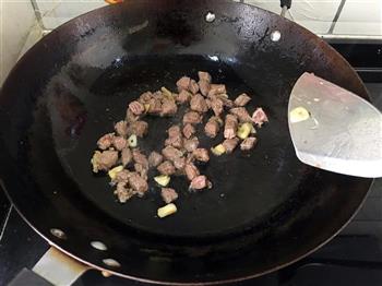 青豆炒黑椒牛肉粒的做法步骤4