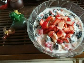 草莓酸奶龟苓膏的做法图解1
