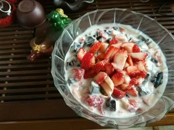 草莓酸奶龟苓膏的做法图解2