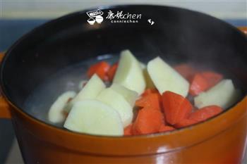 胡萝卜土豆牛骨汤的做法步骤6