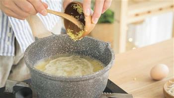 银鱼蛋卷 & 红薯小米粥的做法步骤2