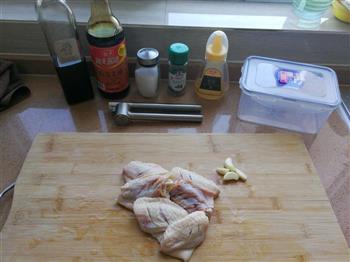 秘制烤鸡翅的做法步骤1