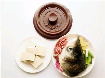 砂锅鱼头豆腐汤的做法步骤1