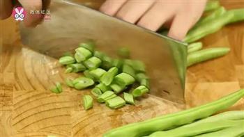用最简单的食材，打造一盘下饭神菜-橄榄菜肉末豆角的做法图解2