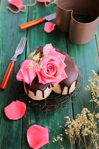 鲜花巧克力淋面蛋糕的做法步骤17