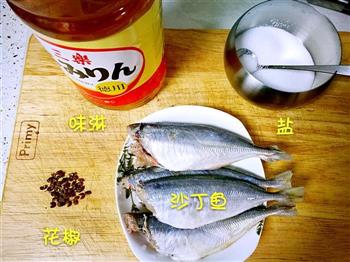 椒盐沙丁鱼的做法步骤1