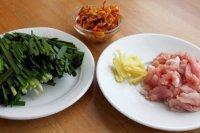超美味韭菜肉丝春卷的做法步骤2