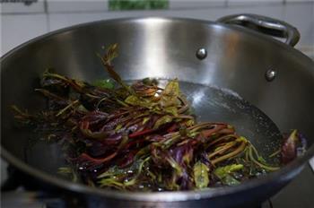 香椿鸡蛋紫菜汤的做法步骤2