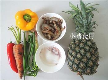 泰国经典海鲜菠萝炒饭的做法步骤1