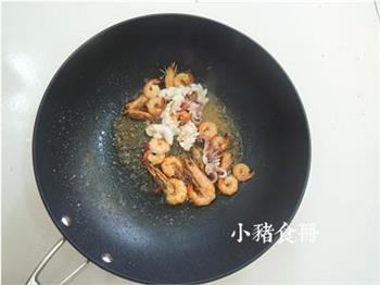 泰国经典海鲜菠萝炒饭的做法步骤3