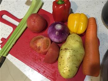 西红柿牛肉蔬菜汤的做法步骤1