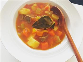 西红柿牛肉蔬菜汤的做法步骤2