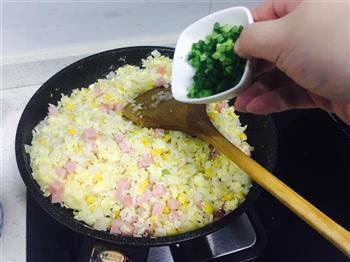 洋葱粟米火腿炒饭的做法步骤10
