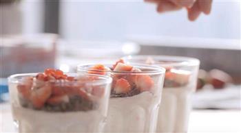 酸奶草莓冰淇淋的做法步骤6