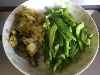 青椒酸菜炒牛肉的做法步骤1