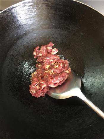 青椒酸菜炒牛肉的做法步骤2