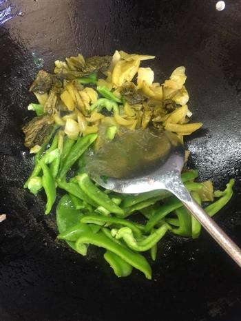 青椒酸菜炒牛肉的做法步骤3