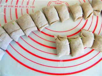 褐麦粉水煎花卷的做法步骤10