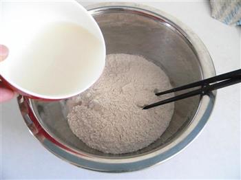 褐麦粉水煎花卷的做法步骤2