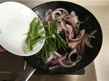 黑椒洋葱青椒炒牛肉的做法步骤5