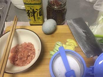 皮蛋瘦肉粥-简单美味的家常做法的做法步骤1