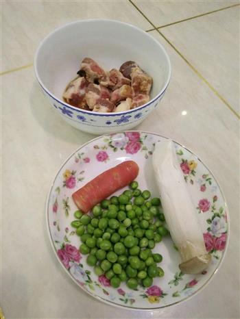 蔬菜排骨焖饭的做法步骤1
