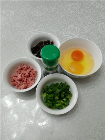 酱黄瓜蛋炒饭的做法步骤1