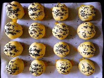 红豆沙蛋黄酥的做法步骤9