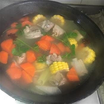 玉米胡萝卜排骨汤的做法图解1