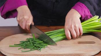 韭薹蕨菜炒腊肉，时鲜的蕨菜，这样炒风味赞的做法步骤3