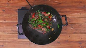 韭薹蕨菜炒腊肉，时鲜的蕨菜，这样炒风味赞的做法步骤4