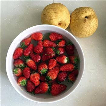 养生果汁-草莓梨汁的做法图解1