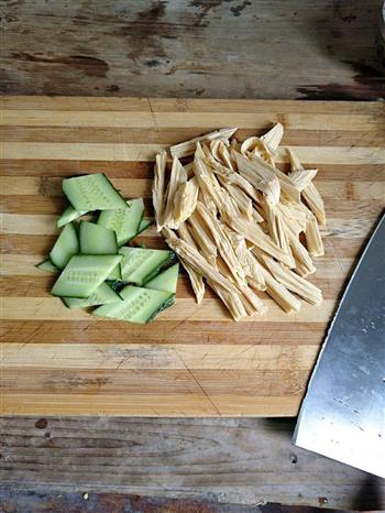 黄瓜拌腐竹的做法步骤2