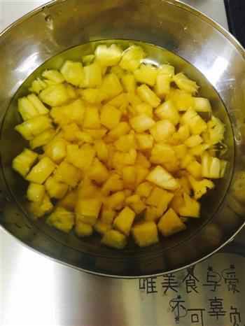 芝士虾仁菠萝焗饭的做法图解4