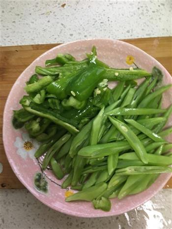 青椒炒扁豆的做法步骤1