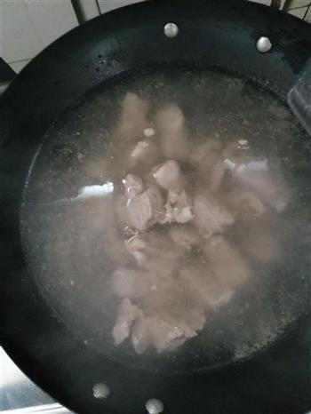 青豆炖排骨汤的做法步骤1