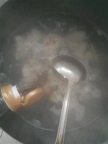 青豆炖排骨汤的做法图解3