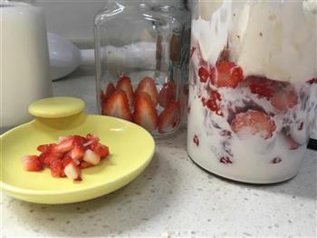 草莓奶昔—就是这一杯的做法步骤3