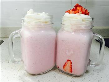 草莓奶昔—就是这一杯的做法步骤6