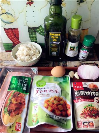 培根肉泡菜炒饭的做法步骤1