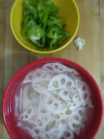 青椒炒莲藕片的做法步骤1