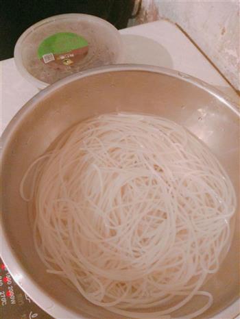 酸菜竹笋鸡肉米粉的做法步骤1
