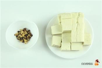 茼蒿豆腐虾皮汤的做法步骤2