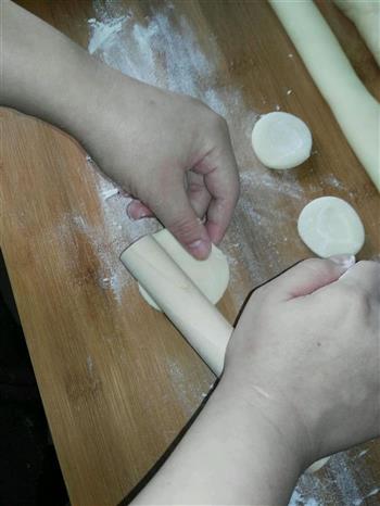 手擀饺子皮的做法图解4