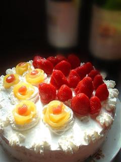黄桃花朵生日蛋糕