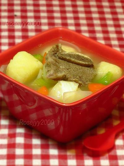 土豆红萝卜小排炖汤