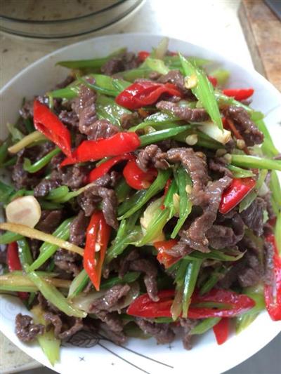 芹菜丝炒牛肉丝的做法