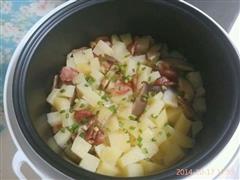 土豆腊肠焖饭